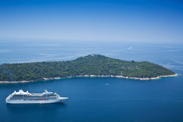 Excursia continua spre Dubrovnik, nu inainte de a face un stop fotografic in locul special amenajat care ofera o panorama deosebita asupra orasului si a insulei Locrum.