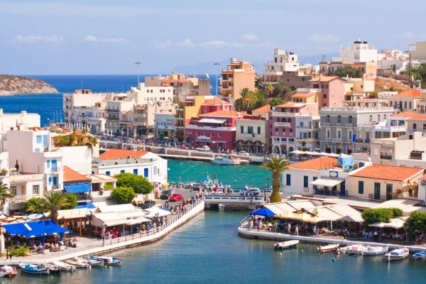 Dimineata zidurile puternice ale fortaretei vestesc apropierarea de portul Heraklion, capitala celei mai mari insule a Greciei.