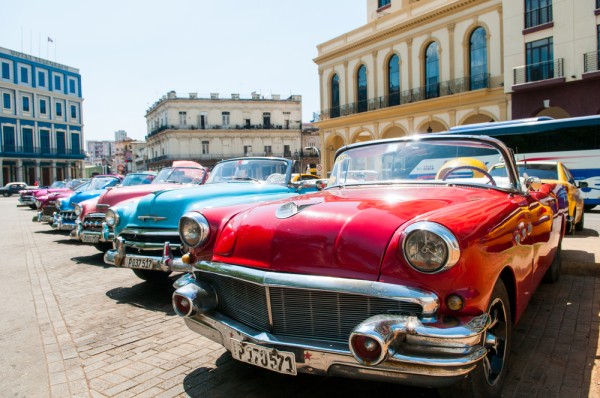 Azi, ne plimbam prin Havana cu masinile vintage americane importate inaintea Revolutiei Cubaneze