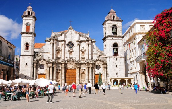 apoi, in Plaza de Armas si in Plaza de la Catedral, care adaposteste Catedrala din Havana construita in Sec al XVIII-lea in stil baroc