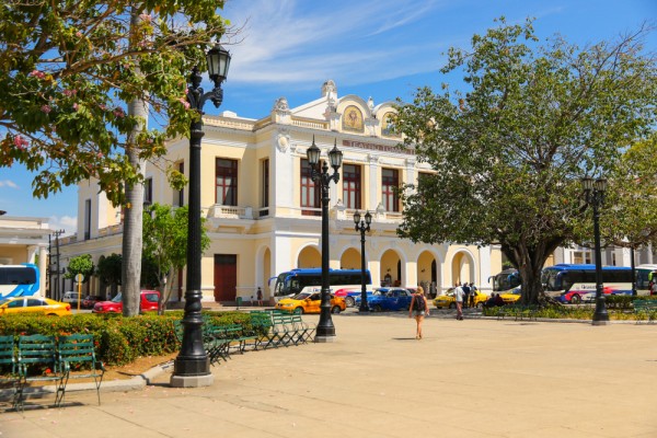 Ajungem in Parcul Jose Marti, flancat de cladirile simbol ale orasului: magnificul teatru Tomas Terry, Arcul de Triumf, Catedrala si Palatul Guvernului din Cienfuegos
