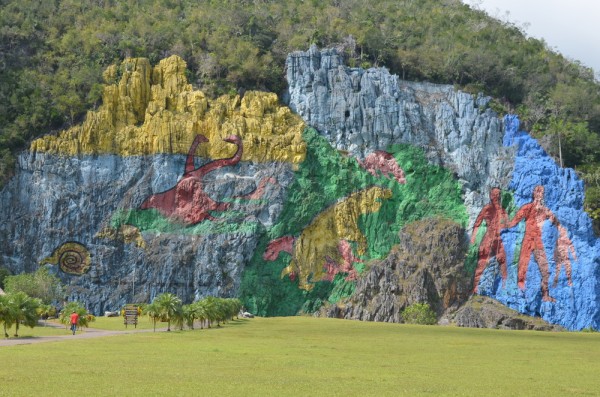 Urmatoarea oprire este la coloratul Mural de la Prehistoria, o pictura murala inalta de 80 m, creata la inceputul anilor `60 de artistul cubanez Leovigildo Gonzalez