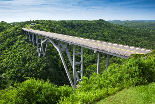 Pornim catre Havana si ne oprim sa admiram cel mai inalt pod din Cuba: Bacunayagua.