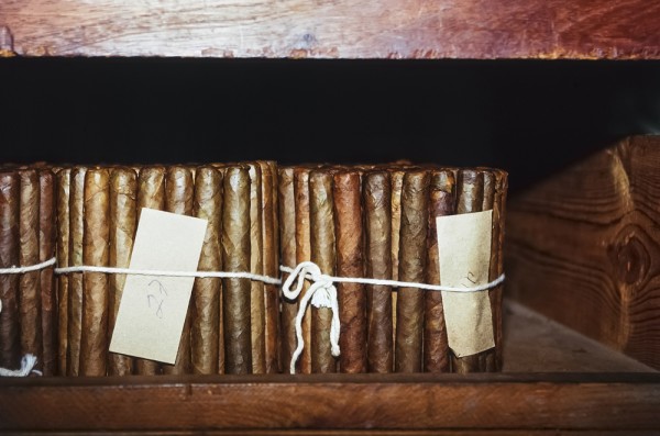 Dupa-amiaza, sosim la Havana si vizitam o fabrica de trabucuri unde vedem cum sunt produse, verificate si ambalate mai multe tipuri de trabucuri