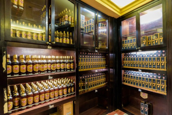 Apoi, vizitam Muzeul Romului Havana Club aflat intr-o cladire superba construita in stil colonial, in Sec al XVIII-lea