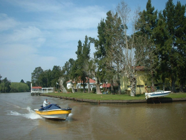 Pana nu de mult o zona saraca, Delta del Tigre prospera acum datorita dezvoltarii turismului si a localnicilor din marile orase care si-au construit case de vacanta sau locuinte permanente pe insulele de pe raul Parana.