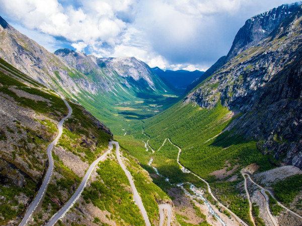 Drumul Trolilor. Trollstigen este situat in inima provinciei Romsdal si este una dintre cele mai vizitate atractii turistice din Norvegia.