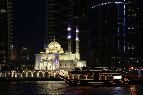 Seara, optional, Croaziera cu cina la bordul unui dhow (vas traditional construit din lemn), o atractie turistica care nu trebuie ratata pe parcursul unei vizite in Dubai.