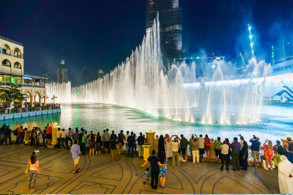 Seara vom vedea si spectacolul deosebit oferit de Fantanile Dubaiului