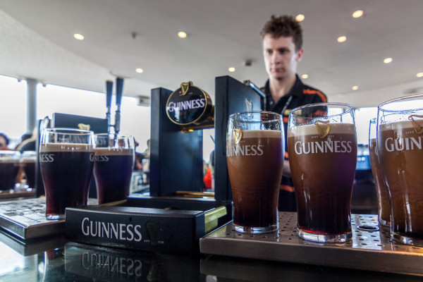 Turul se termina la etajul 7 in “Gravity Bar” unde veti degusta un pahar de bere Guinness.
