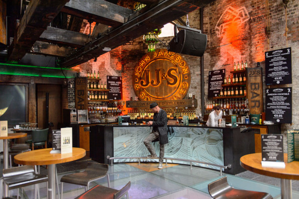 Totul culmineaza cu o vizita in “Jameson Bar” unde veti fi invitati la o degustare comparativa de Jameson Whiskey.