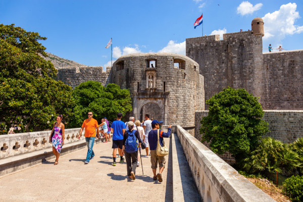 Intalnire cu ghidul local la Pile Gate – Poarta principala de intrare in cetatea Dubrovnik pentru Tur de oras Dubrovnik pietonal cu ghid local