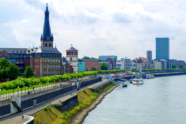 Dusseldorf panorama Rin