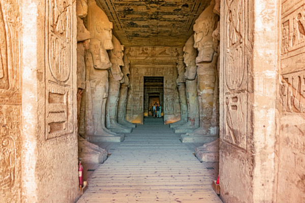 Complexul, remarcabil prin masivele statui de piatra ale lui Ramses si ale sotiei sale, Nefertari, a fost construit in Sec XIII i.Hh.