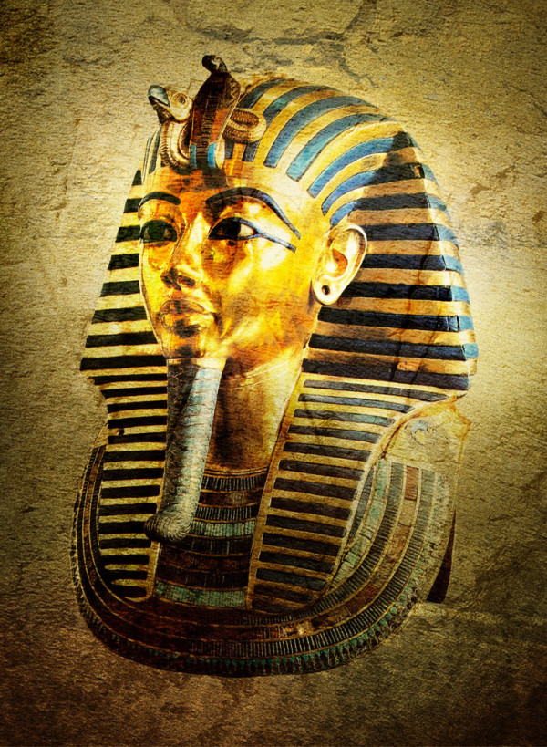 cea mai pretioasa comoara a muzeului fiind colectia faraonului Tutankhamon care cuprinde obiecte de cult, bjuterii, statui, sarcofagul in care a fost inmormantat faraonul si celebra masca mortuara de aur !