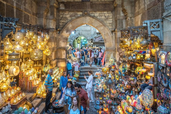 Continuam apoi cu Bazarul Khan El-Khalili care este mult mai mult decat o simpla piata-este inima vibranta a vechiului Cairo