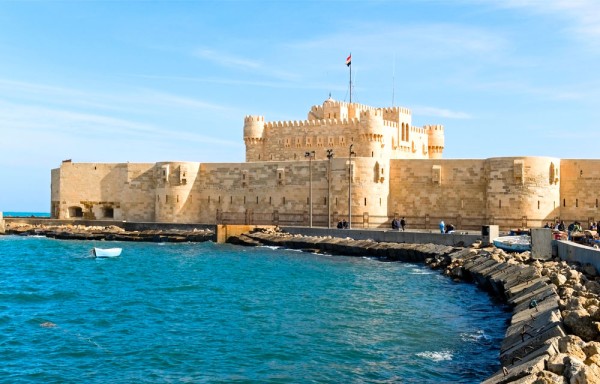 Cetatea Qaitbay - o fortareata impresionanta de secol XV, situata chiar pe malul marii