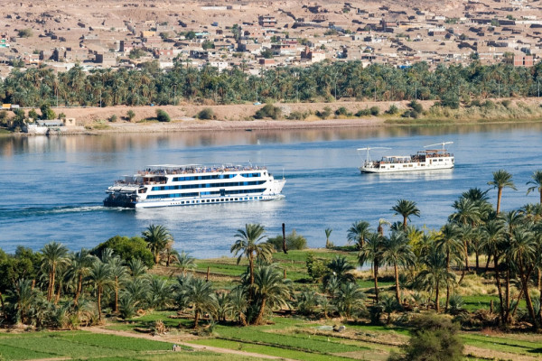 Vom admira minunatele privelisti ale Nilului in timp ce vom naviga catre Luxor
