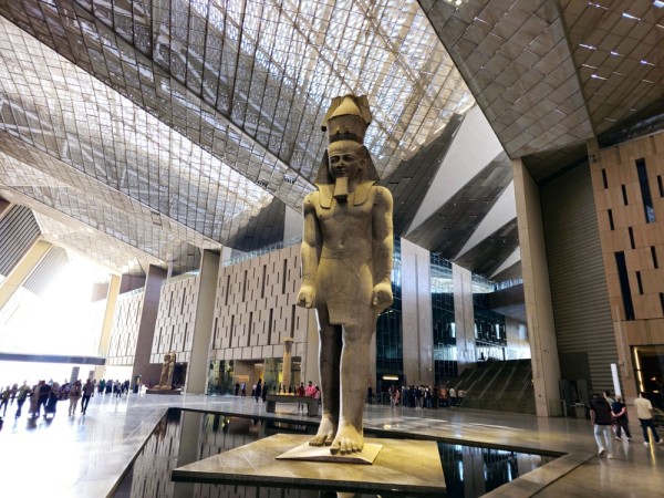 In Marea Sala, vizitatorii sunt intampinati de statuia colosala de 10 metri a lui Ramses al II-lea