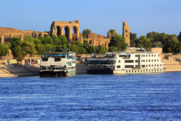 Dupa pranz vom naviga catre Kom Ombo unde vom vizita neobisnuitul templu dublu dedicat zeilor Sobek si Horus, o constructie atipica deoarece totul este simetric de-a lungul axei centrale.