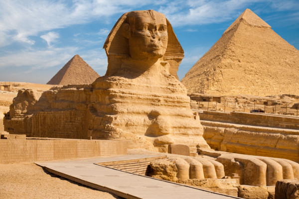 Protector al piramidelor, Sfinxul – creatura enigmatica cu trup de leu si chip de om cunoscut primilor arabi sub numele de Tatal Groazei, asteapta sa ne impresioneze, el fiind cel mai vechi monument de sculptura din Egiptul Antic.