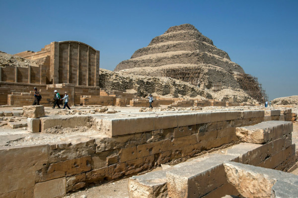 In imediata apropiere vom vizita si Sakkara, ce a servit ca necropola pentru vechea capitala egipteana Memphis.