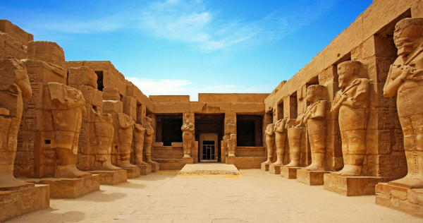 Vom face o incursiune pe malul Estic al Nilului unde ne vom plimba pe jos de-a lungul aleii Sfincsilor si vom vizita templul Karnak–cel mai mare complex religios din Egipt dedicat zeului Amon-Ra