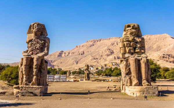 si pazite de Colosii lui Memnon, doua statui gigantice.