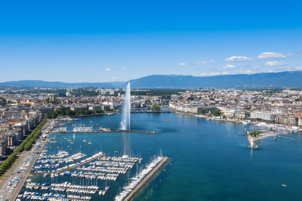Geneva este situata pe malul celui mai mare lac din Europa–Lacul Leman.