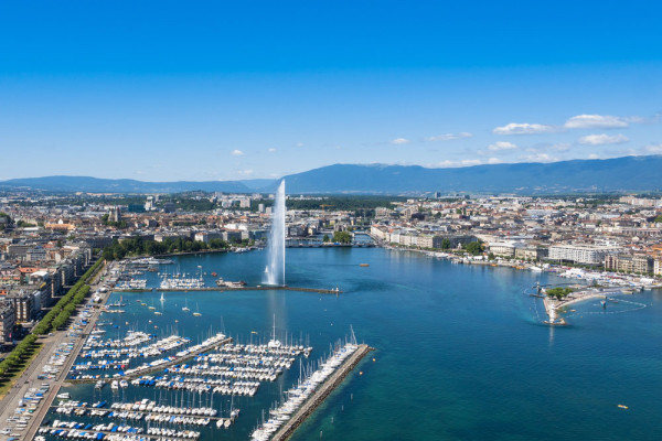 Continuam drumul catre Geneva este situata pe malul celui mai mare lac din Europa–Lacul Leman.