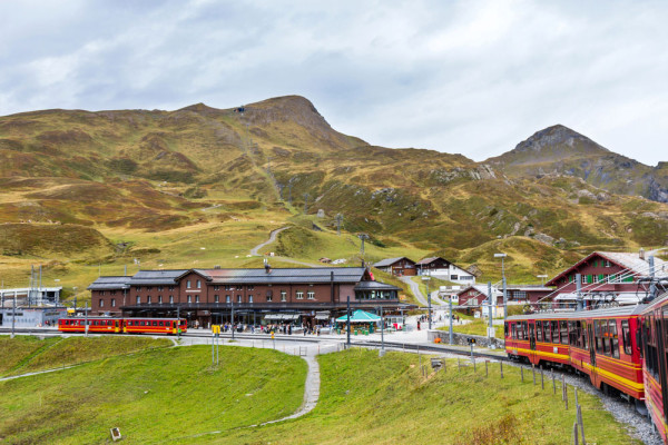 Aici puteti face o plimbare cu vaporasul pe lacuri sau o ascensiune cu trenul pana la Jungfraujoch – statia de cale ferata de la cea mai mare altitudine din Europa (3.454 m).