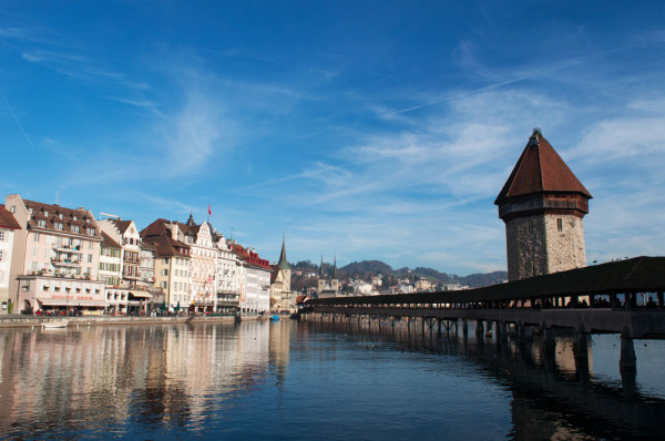 Excursia continua spre Lucerna, unul din cele mai frumoase orase ale Elvetiei unde vom poposi in centru, prilej de admira podurile acoperite peste Reuss, modernul centru cultural KKL si vom intra in atmosfera orasului vechi