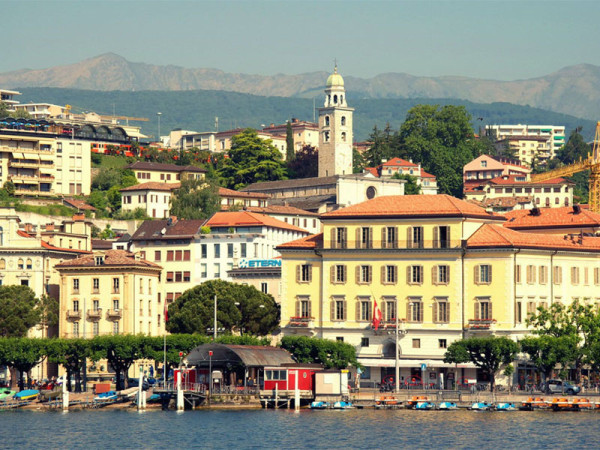 Continuam excursia la Lugano–supranumit si „Micul Rio de Janeiro al Europei”. Situat pe malul lacului cu acelasi nume si inconjurat de coline precum cele din Rio de Janeiro, acesta se aseamana izbitor cu orasul de pe Copacabana.