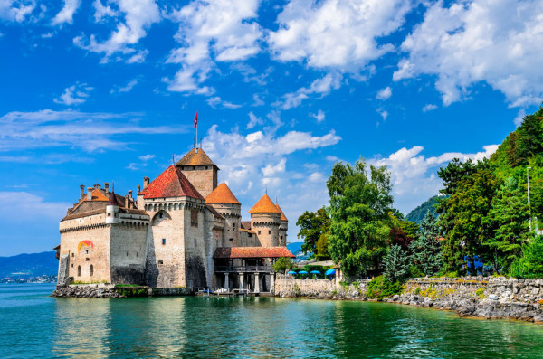 Apoi excursia continua in celebra statiune Montreux unde se viziteaza Castelul Chilion.