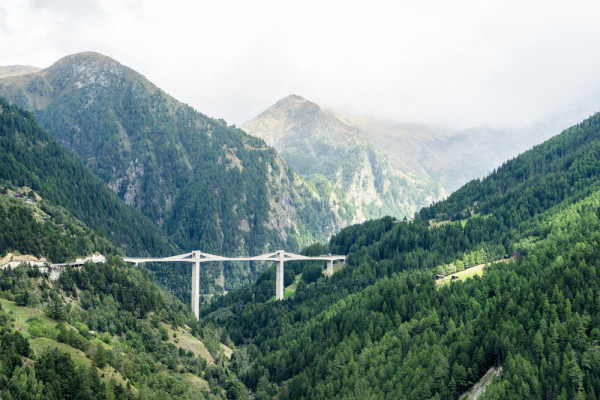 Astazi vom strabate un peisaj mirific prin Alpii Italieni, iar intrarea in Elvetia o vom face prin Pasul Simplon (2.005 m altitudine).
