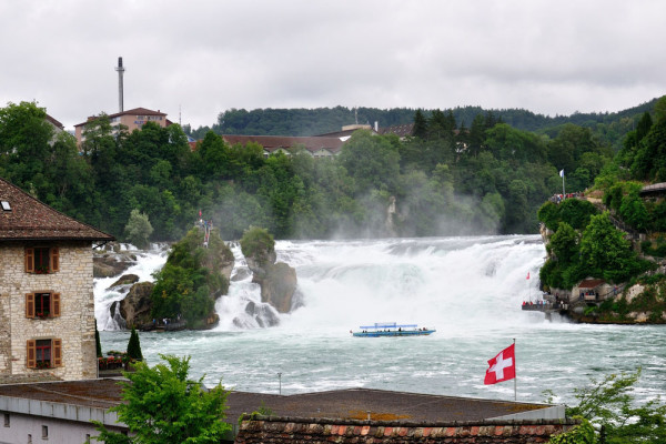 Excursia continua spre Elvetia si inainte de a ajunge la Zurich vom face un scurt popas la Cascada Rinului din cantonul Schaffhausen pentru a admira spectaculoasa cadere de apa.