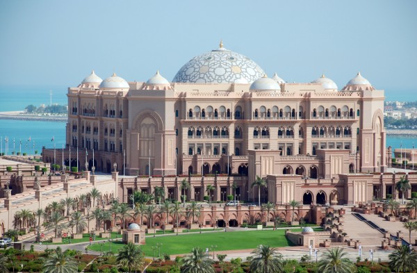 ne oprim pentru a fotografia faimosul hotel Emirates Palace, un simbol al luxului si o capodopera arhitecturala