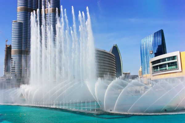 De aici, putem admira Dubai Mall si Dubai Fountain – cel mai mare ansamblu de fantani coregrafice din lume