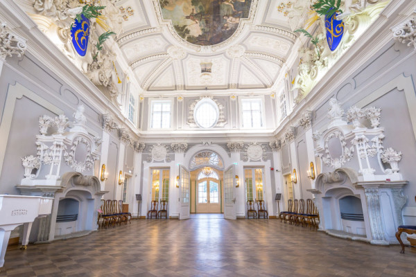 Palatul, o resedinta baroca impresionanta, a fost construit pentru sotia sa Caterina I, in Lb Rusa Kadriorg insemnand "Valea lui Catherine".