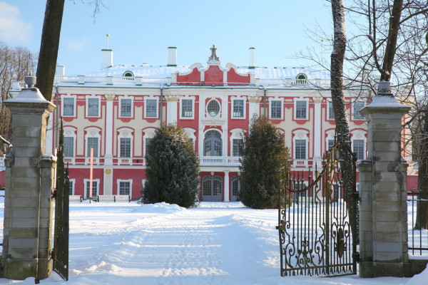 Timp liber in orasul Tallin sau, optional, va propunem o excursie la palatul lui Petru cel Mare. Palatul Kadriorg, situat in parcul Kadriorg, a fost in trecut resedinta familiei tarului rus Petru cel Mare.