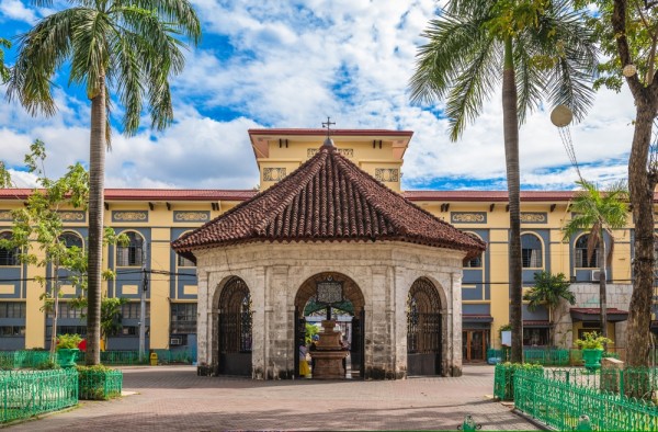 Langa biserica se afla Crucea lui Magellan, care a fost infipta aici cand echipajul lui Fernando Magellan a ajuns in Cebu in aprilie 1521 in cadrul expediei sale in jurul lumii
