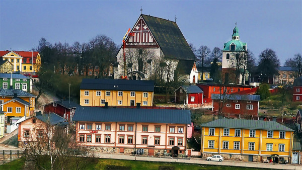 Vechiul Porvoo este ca un muzeu un aer liber locuit de aprox. 700 de rezidenti permanenti, ce pastreaza arhitectura traditionala si strazile pietruite unde gasiti restaurante, cafenele, mici magazine si muzee.