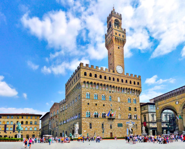 Palazzo Vecchio, Bargello, Loggia, Galeriile Uffizi - cea mai importanta colectie de arta renascentista din lume, Palazzo Pitti- cel mai mare complex muzeal din Florenta.