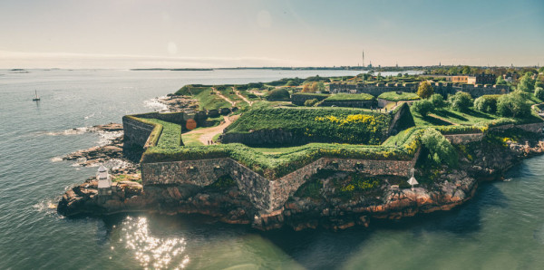 Dupa plecarea din Helsinki vom admira de pe ferry-boat Fortareata maritima Suomenlinna sau “Sveaborg”