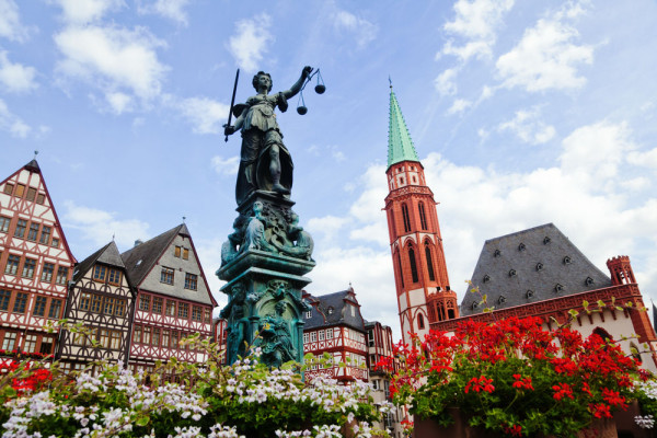 Frankfurt Orasul vechi, Frankfurt statuia justitiei