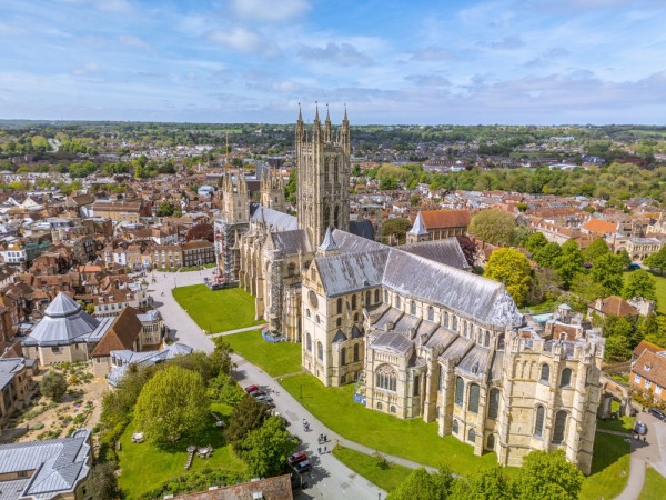 Excursie continua catre Canterbury, oras istoric situat in comitatul Kent si renumit pentru Catedrala sa, un sit al Patrimoniului Mondial UNESCO si sediul Arhiepiscopului de Canterbury