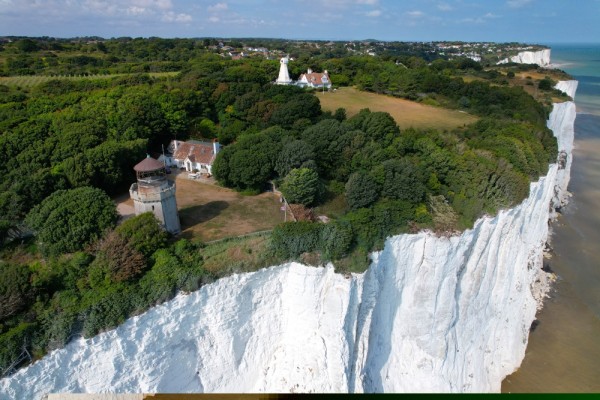 Pe lista obiectivelor de vizitat azi se numara: Stancile Albe din Dover - stanci iconice, care se ridica la 110 metri
