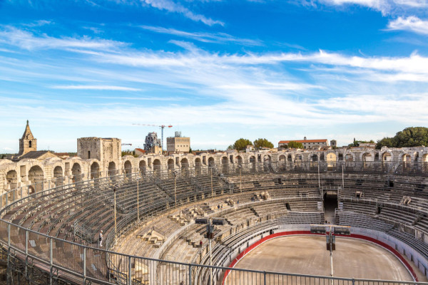 Incepem cu o vizita la Arles cu ale sale comori romane, Arenele si Teatrul, biserica St. Trophime, pietele umbrite si casele colorate scaldate de soare care evocă un sentiment de déjà vu, din panzele lui Van Gogh