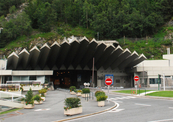 Vom lua apoi drumul catre tunelul transalpin Mont Blanc, a adevarata bijuterie inginereasca in lungime de 11.6 km inaugurata in anul 1965. Se intra in tunel in Franta la altitudinea de 1.274 m,