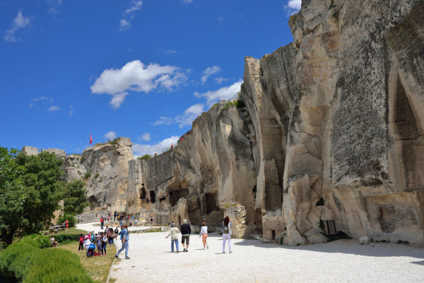 Traseul zilei va continua spre Les Baux de Provence, sat considerat unul din cele mai frumoase din Franta, cu 400 de locuitori si peste 1,5 milioane de vizitatori anual !